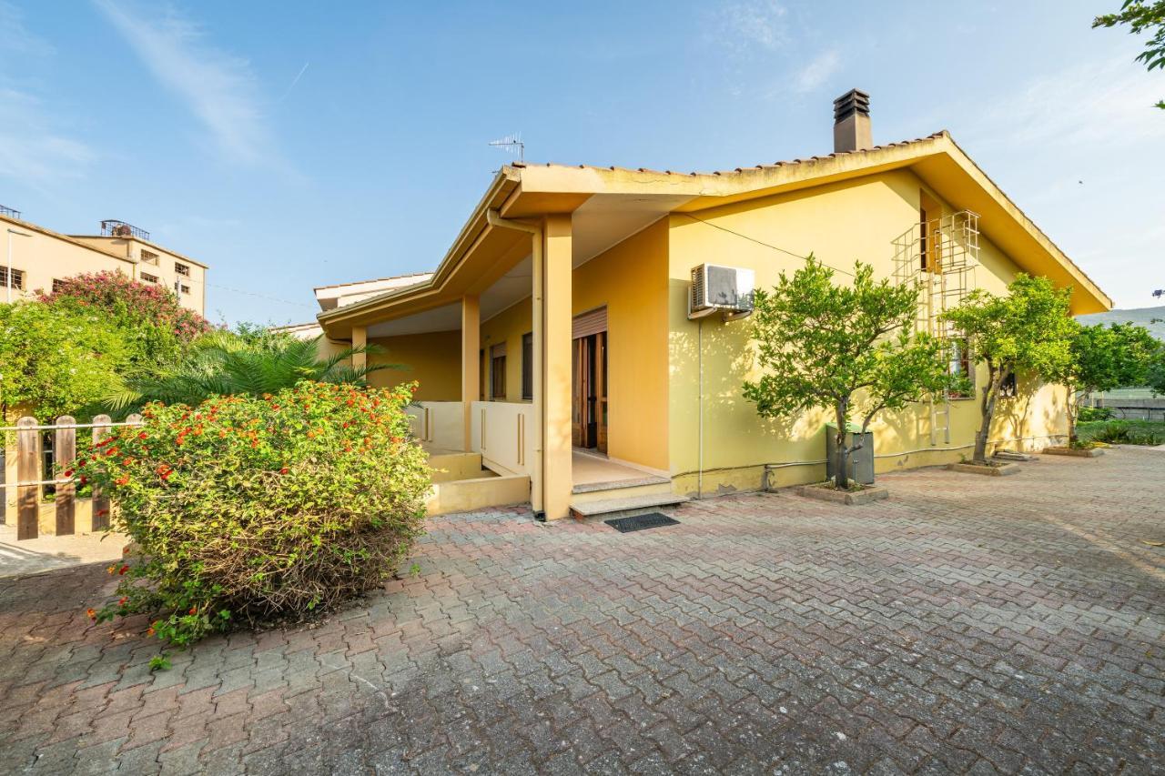 Casa Vacanze San Giovanni San Giovanni Suèrgiu Exteriör bild