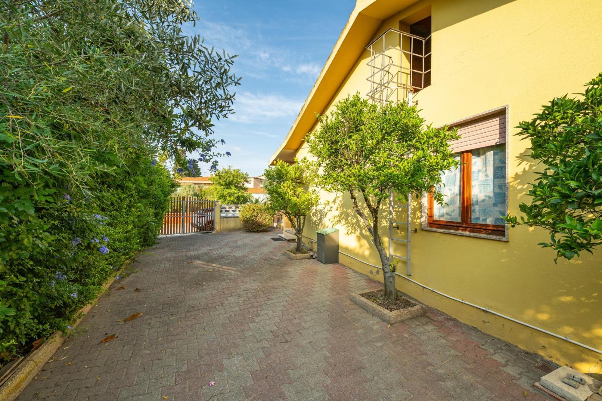 Casa Vacanze San Giovanni San Giovanni Suèrgiu Exteriör bild
